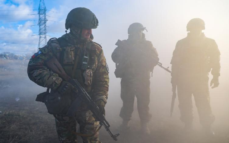 Mặc dù khu vực phòng thủ này dễ thủ khó công, nhưng khi quân Nga áp sát Nikolayevka và Viktorovka, phòng tuyến phía bắc của quân Ukraine bắt đầu trở nên bất ổn. Hệ thống phòng thủ của quân Ukraine chủ yếu dựa vào các máy bay không người lái (UAV), trong khi các nhân viên điều khiển UAV của họ tại phía bắc lại đóng quân ở hai làng này. Ảnh: TASS.