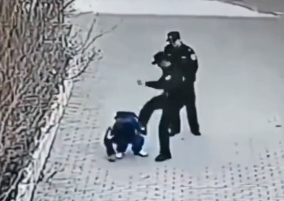 Cục Công an Cố Nguyên khẳng định, sau khi sự việc xảy ra, họ đã phối hợp với gia đình học sinh họ Mã đưa em đến bệnh viện kiểm tra. Kết quả cho thấy em bị thương nhẹ ở mặt và thắt lưng.