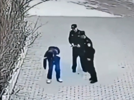 Kết quả điều tra ban đầu cho thấy hai cảnh sát có mặt tại hiện trường được điều đến sau khi nhận được tin báo về một vụ đánh nhau giữa các học sinh trong trường.