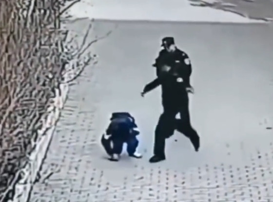 Sau khi làm việc với các em học sinh lớp 3 bị đánh, Phó Trưởng Công an Vương đã tự ý đi tìm và đưa học sinh lớp 6 họ Mã, người được cho là liên quan đến vụ đánh nhau, về đồn để lập biên bản. Tuy nhiên, khi bắt gặp Mã, ông Vương không kiềm chế được cơn nóng giận đã đánh đập dã man nam sinh này.