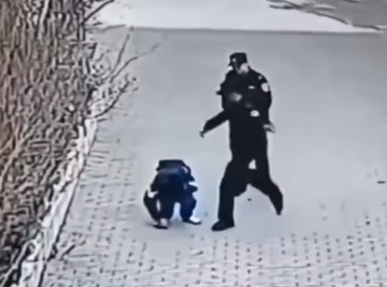 Sau khi làm việc với các em học sinh lớp 3 bị đánh, Phó Trưởng Công an Vương đã tự ý đi tìm và đưa học sinh lớp 6 họ Mã, người được cho là liên quan đến vụ đánh nhau, về đồn để lập biên bản. Tuy nhiên, khi bắt gặp Mã, ông Vương không kiềm chế được cơn nóng giận đã đánh đập dã man nam sinh này.