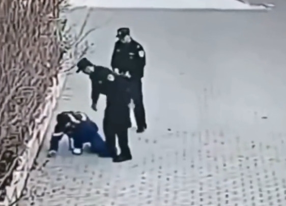 Tuy nhiên, việc đình chỉ công tác và lời xin lỗi dường như không đủ để xoa dịu dư luận. Theo nhiều người, hành động của Phó Trưởng công an Vương không chỉ vi phạm nghiêm trọng đạo đức nghề nghiệp mà còn vi phạm pháp luật.