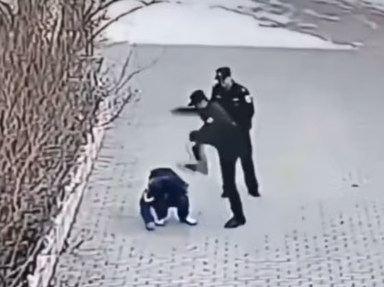 Phó Trưởng công an Vương hiện đã bị đình chỉ công tác để phục vụ điều tra và đã phải lên tiếng xin lỗi gia đình nạn nhân.