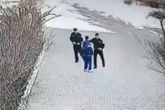 Hành động của vị cảnh sát này không chỉ bạo lực mà còn thể hiện sự thiếu kiềm chế và thiếu chuyên nghiệp nghiêm trọng. Điều đáng chú ý là cảnh sát còn lại có mặt tại hiện trường nhưng không hề can thiệp, để mặc nam sinh họ Mã bị đánh đập dã man.