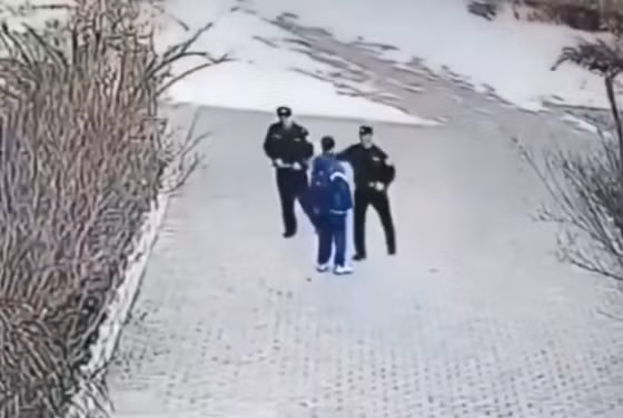 Hành động của vị cảnh sát này không chỉ bạo lực mà còn thể hiện sự thiếu kiềm chế và thiếu chuyên nghiệp nghiêm trọng. Điều đáng chú ý là cảnh sát còn lại có mặt tại hiện trường nhưng không hề can thiệp, để mặc nam sinh họ Mã bị đánh đập dã man.