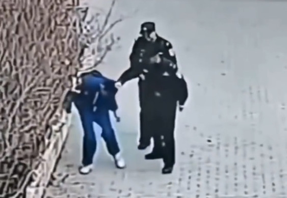 Vụ việc này đặt ra câu hỏi lớn về kỷ luật và đạo đức của lực lượng cảnh sát, cũng như sự cần thiết của việc tăng cường giám sát và đào tạo để ngăn chặn những hành vi tương tự xảy ra trong tương lai.