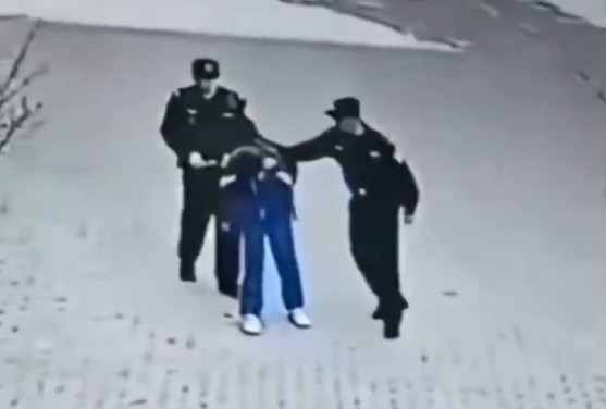 Sự việc chỉ được phanh phui khi đoạn video được đăng tải lên mạng xã hội và lan truyền với tốc độ chóng mặt. Làn sóng phẫn nộ của dư luận đã buộc Cục Công an Cố Nguyên phải vào cuộc điều tra.