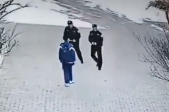 Đoạn video ghi lại hiện trường cho thấy cảnh tượng khiến nhiều người choáng váng. Nam sinh họ Mã bị Phó Trưởng Công an Vương liên tiếp đá vào người, tát vào mặt, nhiều lần ngã xuống đất nhưng vẫn bị lôi dậy để tiếp tục bị đánh.