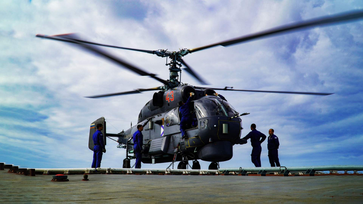 Ngoài ra, Hải quân Nga đã phát triển các đơn vị trực thăng đặc biệt để tìm kiếm và tiêu diệt drone biển bán ngầm, sử dụng các dòng trực thăng Ka-27 và Ka-29. Sự phối hợp giữa các trực thăng trinh sát và tấn công này giúp tối ưu hóa khả năng tiêu diệt mục tiêu và bảo vệ lãnh thổ trên biển.