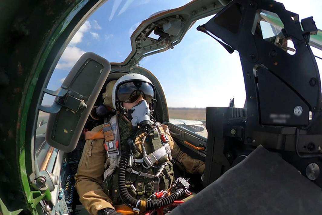 Những thay đổi trong chương trình huấn luyện phi công quân sự Nga không chỉ dừng lại ở việc điều chỉnh chiến thuật, mà còn áp dụng vào quản lý tổng thể hàng không. Những kinh nghiệm quý giá tích lũy từ chiến dịch đặc biệt không chỉ giúp phi công nâng cao kỹ năng mà còn đóng góp vào việc phát triển các chiến thuật mới, tạo tiền đề cho sự tiến bộ của lực lượng không quân Nga trong tương lai. (Nguồn ảnh: Ria Novosti, Izvestia, Bộ Quốc phòng Nga).