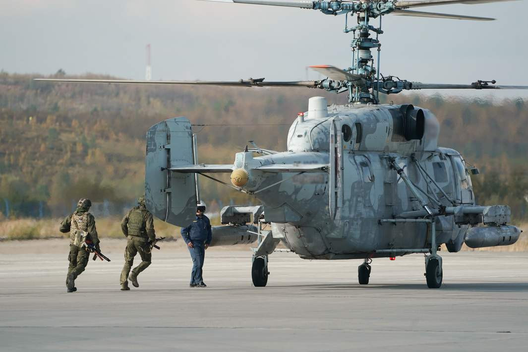 Ngoài ra, bay với độ cao biến đổi liên tục và tránh bay theo cùng một lộ trình là những yêu cầu bắt buộc để tránh các hệ thống phòng không đối phương. Những kỹ năng này hiện được đưa vào chương trình huấn luyện để phi công làm quen với các thao tác thực tế, đối mặt với mối đe dọa từ tên lửa phòng không vác vai.