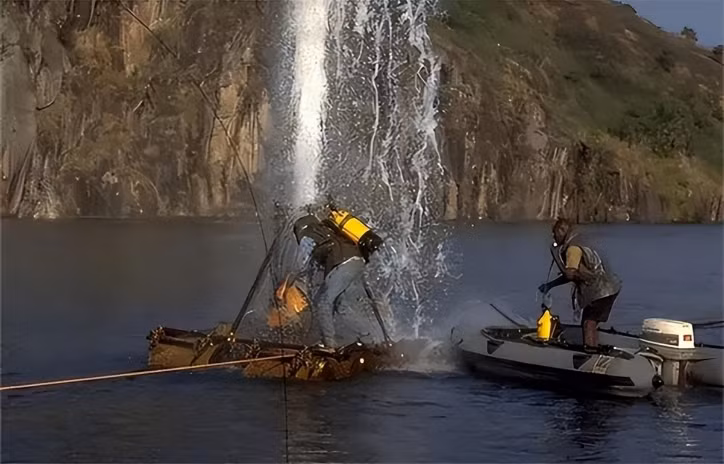 Hệ thống ống dẫn khí được lắp đặt để xả khí CO2 lên mặt hồ, tránh tình trạng tích tụ quá mức. Ngoài ra, các cảm biến hiện đại cũng được lắp đặt xung quanh hồ Nyos để theo dõi nồng độ khí CO2. Nếu có bất kỳ dấu hiệu bất thường nào, hệ thống cảnh báo sẽ được kích hoạt để người dân có thể sơ tán kịp thời.