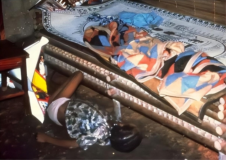 Ngày 2/8/1986, một thảm kịch tương tự nhưng nghiêm trọng hơn nhiều đã xảy ra tại hồ Nyos. Đêm hôm đó, các ngôi làng xung quanh hồ bỗng nhiên rơi vào cảnh chết chóc sau một tiếng nổ lớn. Sáng hôm sau, 1.746 người dân và hàng ngàn gia súc đã tử vong một cách bí ẩn.