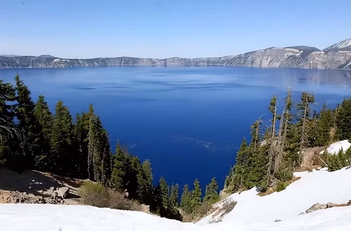 Năm 1984, một buổi sáng bình thường, người dân gần hồ Monoun bàng hoàng phát hiện nhiều thi thể nằm rải rác quanh hồ. Điều kỳ lạ là các nạn nhân không có vết thương nào trên cơ thể, như thể họ đã chết trong giấc ngủ. Người dân địa phương cho rằng họ đã bị "câu mất linh hồn".