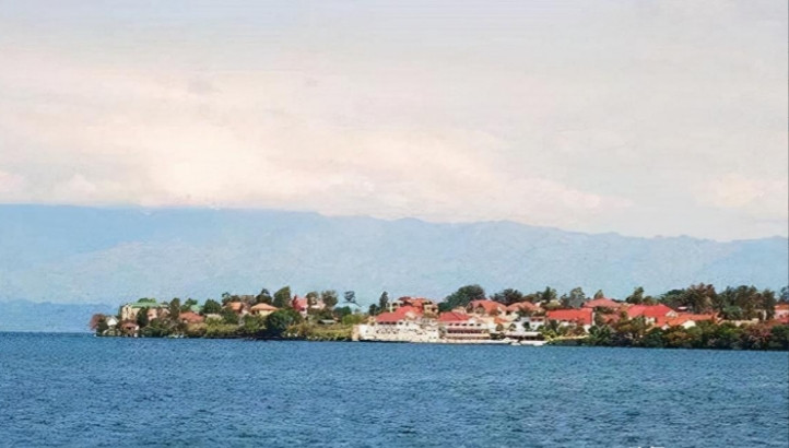 Hồ Nyos nằm ở độ cao 1.091 mét trên vùng cao nguyên, có độ sâu lên tới 200 mét. Dưới đáy hồ là lớp tro núi lửa và đá núi lửa sau hàng triệu năm phun trào. Bề mặt nước trong vắt, nhưng bên dưới là một mối đe dọa chết người. Cấu trúc địa chất dưới đáy hồ rất phức tạp, chứa nhiều khí CO2 do các vết nứt của núi lửa. Lượng khí này tích tụ trong nước hồ, tạo thành một "kho khí" khổng lồ, nguy hiểm tiềm ẩn.