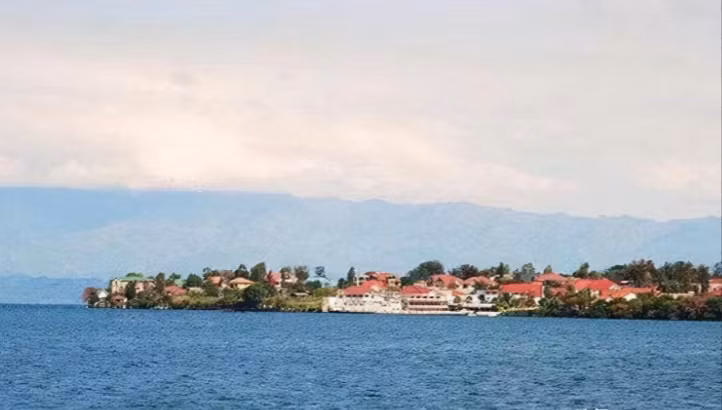 Hồ Nyos nằm ở độ cao 1.091 mét trên vùng cao nguyên, có độ sâu lên tới 200 mét. Dưới đáy hồ là lớp tro núi lửa và đá núi lửa sau hàng triệu năm phun trào. Bề mặt nước trong vắt, nhưng bên dưới là một mối đe dọa chết người. Cấu trúc địa chất dưới đáy hồ rất phức tạp, chứa nhiều khí CO2 do các vết nứt của núi lửa. Lượng khí này tích tụ trong nước hồ, tạo thành một "kho khí" khổng lồ, nguy hiểm tiềm ẩn.