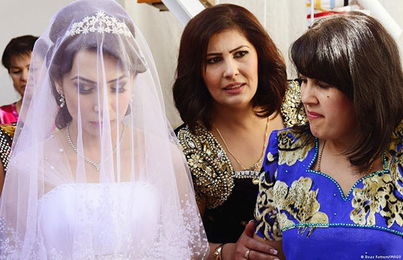 Tại đất nước Tajikistan, một quốc gia Trung Á vẫn còn tồn tại chế độ đa thê, cuộc sống hôn nhân không đơn thuần chỉ là biểu hiện của truyền thống hay tín ngưỡng mà còn phản ánh những áp lực nặng nề lên vai người đàn ông. (Ảnh: Sohu, Sina, IWPR, Asia Plus)