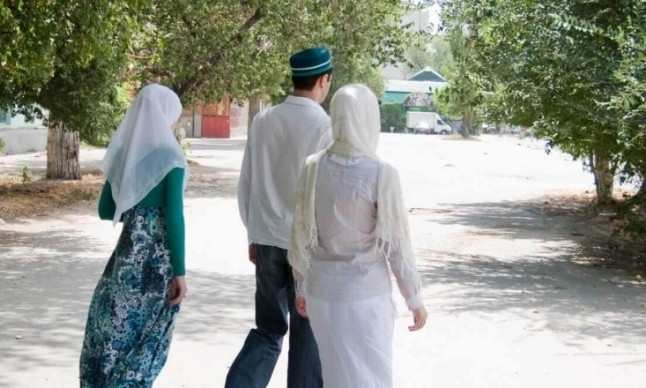 Tuy nhiên, điều này không có nghĩa là cuộc sống của những người phụ nữ trong hôn nhân đa thê luôn suôn sẻ. Mặc dù họ có thể được đảm bảo về mặt tài chính bởi người chồng, nhưng cuộc sống hàng ngày với các vợ khác thường nảy sinh xung đột, ghen tuông và cạnh tranh ngầm. Sự ganh đua này không chỉ ảnh hưởng đến mối quan hệ giữa những người vợ mà còn tác động xấu đến bầu không khí gia đình và sự phát triển của con cái.