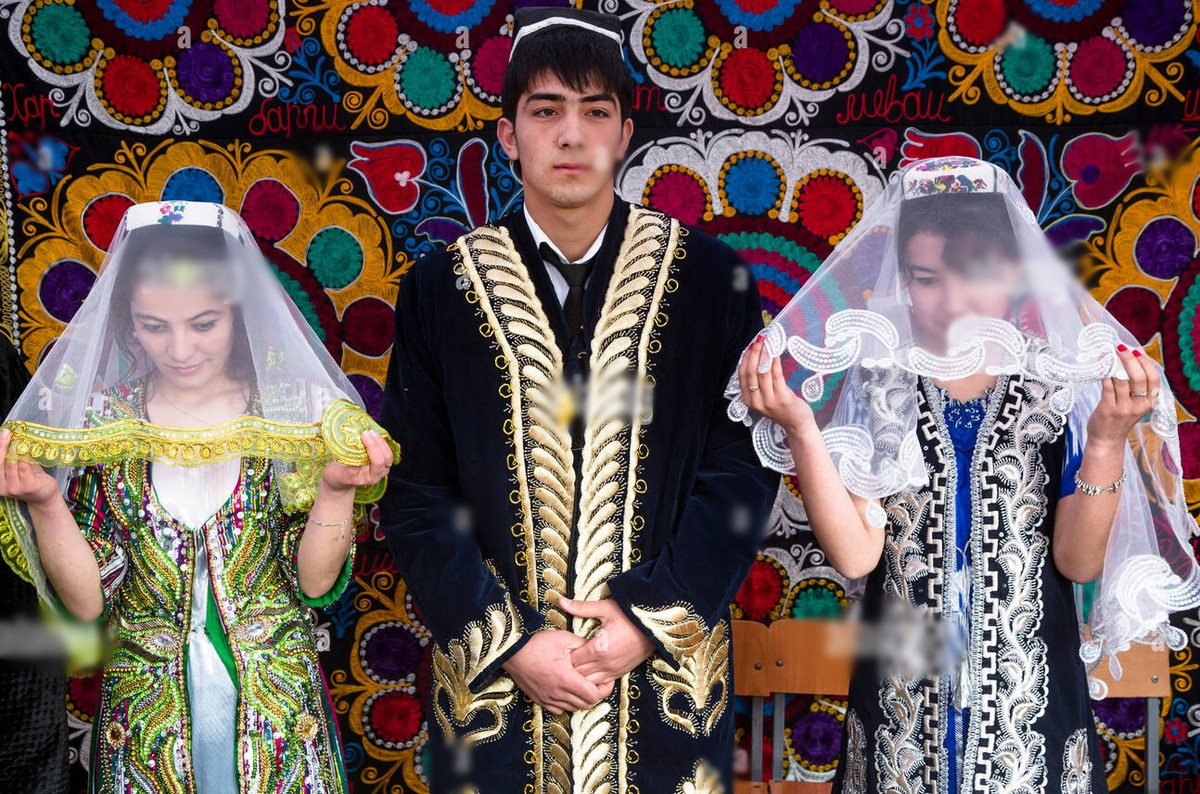 Sau khi độc lập khỏi Liên Xô vào năm 1991, Tajikistan đã phải đối mặt với một nền kinh tế lạc hậu và cuộc nội chiến dai dẳng, khiến nhiều người đàn ông mất mạng. Tỷ lệ giới tính chênh lệch với số lượng phụ nữ nhiều hơn nam giới đã dẫn đến việc đàn ông được phép cưới nhiều vợ để cân bằng xã hội. Tuy nhiên, việc duy trì gia đình đa thê không hề đơn giản.