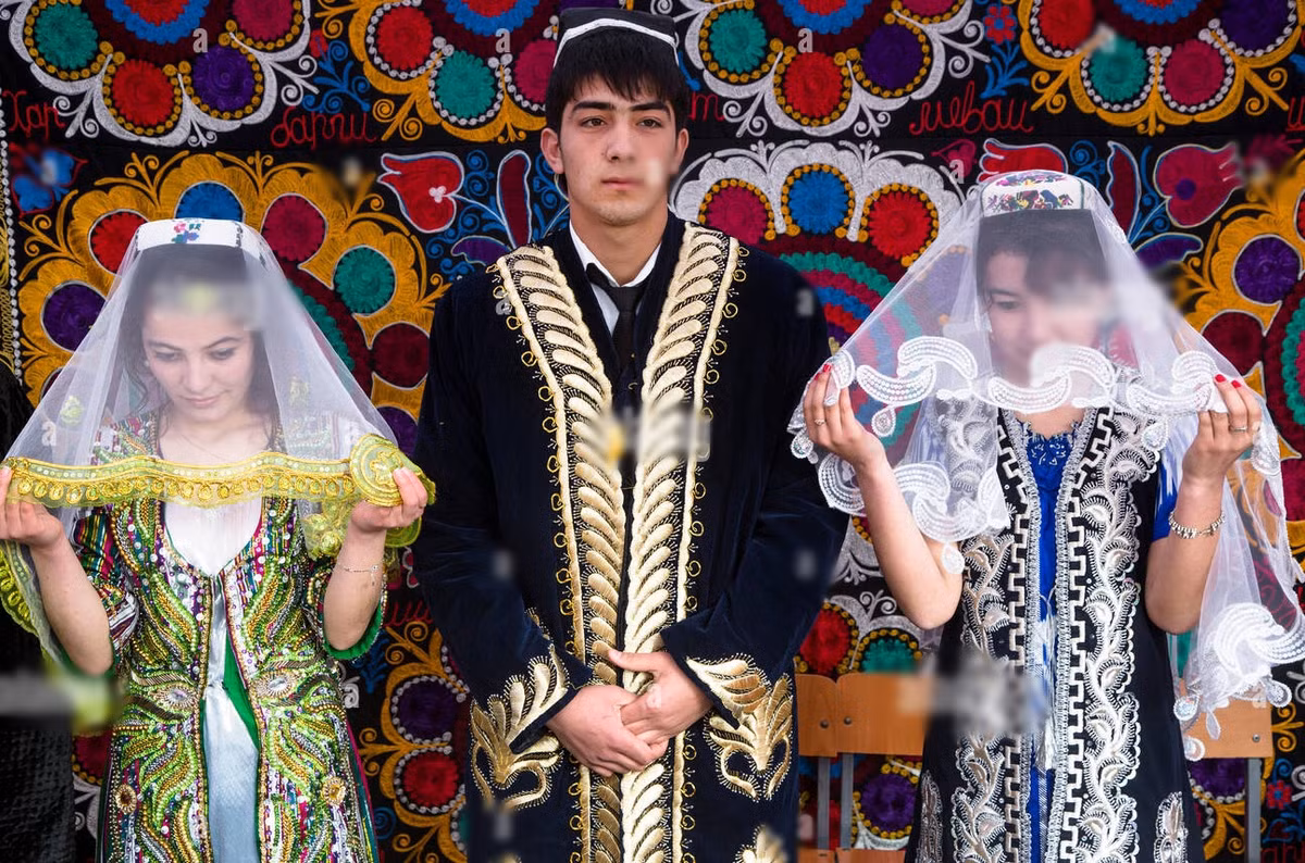 Sau khi độc lập khỏi Liên Xô vào năm 1991, Tajikistan đã phải đối mặt với một nền kinh tế lạc hậu và cuộc nội chiến dai dẳng, khiến nhiều người đàn ông mất mạng. Tỷ lệ giới tính chênh lệch với số lượng phụ nữ nhiều hơn nam giới đã dẫn đến việc đàn ông được phép cưới nhiều vợ để cân bằng xã hội. Tuy nhiên, việc duy trì gia đình đa thê không hề đơn giản.