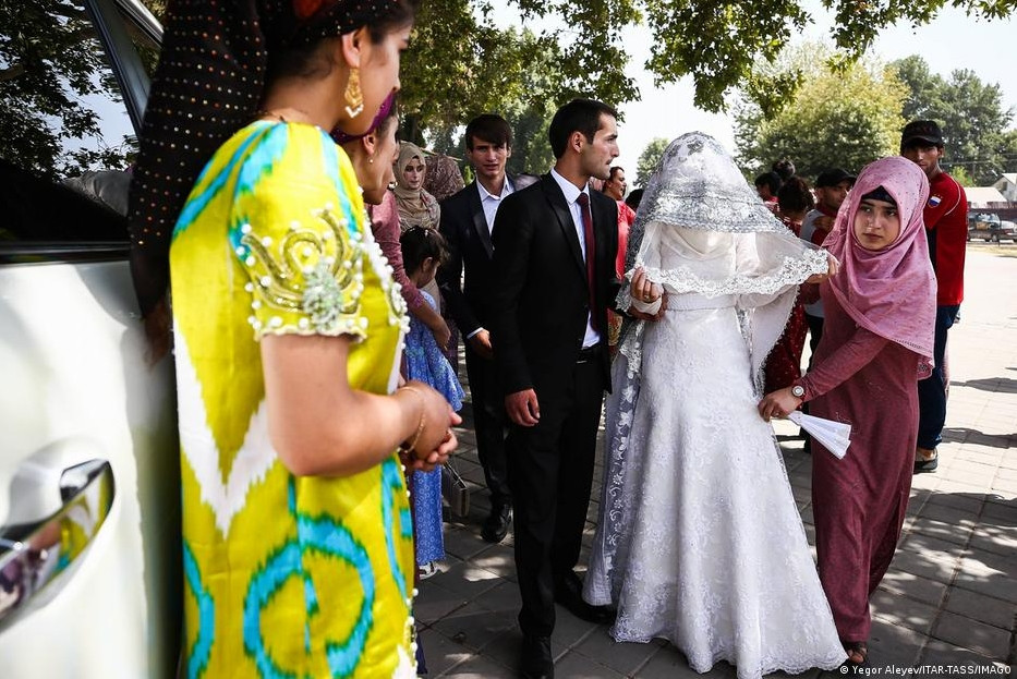 Mặc dù chế độ đa thê có thể mang lại lợi ích nhất định trong việc duy trì sự cân bằng giới tính và xã hội ở Tajikistan nhưng rõ ràng nó không phải là giải pháp lý tưởng cho mọi người. Đàn ông phải đối mặt với áp lực kinh tế nặng nề, trong khi phụ nữ, dù chọn cuộc sống đa thê để tìm kiếm sự ổn định cho con cái, lại phải chịu đựng những căng thẳng và xung đột liên miên trong gia đình.