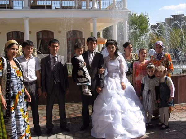 Trong bối cảnh đó, quyết định trở thành vợ lẽ của một số phụ nữ Tajikistan không chỉ đơn giản là lựa chọn cá nhân mà còn là kết quả của những áp lực xã hội và hoàn cảnh kinh tế. Với hy vọng có được sự bảo vệ và nuôi dưỡng tốt cho con cái, họ chấp nhận cuộc sống đa thê mặc dù biết rõ rằng nó không hoàn toàn màu hồng. Thực tế, phụ nữ cũng phải đối mặt với những mất mát về quyền tự do cá nhân và phải điều chỉnh để sống trong một mối quan hệ phức tạp và căng thẳng.