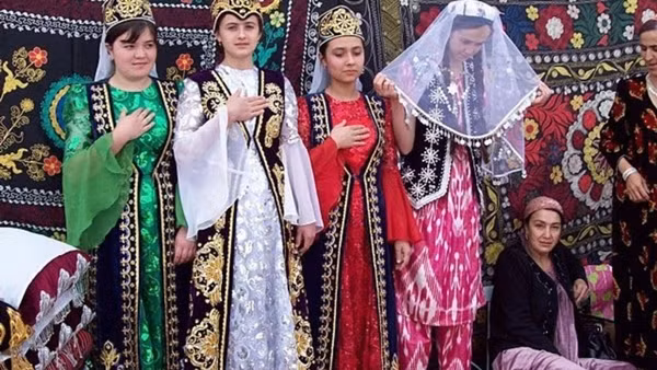 Người đàn ông phải đảm bảo rằng tất cả vợ đều được đối xử công bằng, không chỉ về vật chất mà còn về tình cảm, điều mà không phải lúc nào cũng dễ dàng. Mâu thuẫn gia đình và sự căng thẳng giữa các bà vợ có thể bùng nổ bất cứ lúc nào, khiến người chồng phải đối mặt với áp lực tâm lý lớn, thường xuyên phải hòa giải và giữ vững hòa khí.