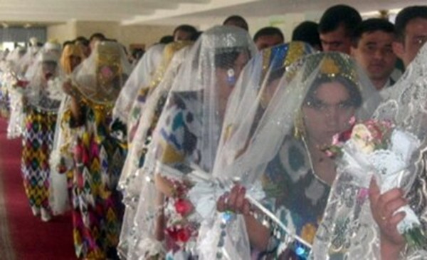 Ở một đất nước có nền kinh tế yếu kém, việc nuôi sống một gia đình với nhiều vợ và con là gánh nặng cực kỳ lớn đối với những người đàn ông. Mặc dù xã hội cho phép một người đàn ông có thể có đến bốn người vợ, mỗi người vợ cần được đảm bảo về mặt tài chính, từ nhà cửa đến việc nuôi dưỡng con cái. Trong bối cảnh kinh tế bất ổn, kiếm sống đã khó khăn, việc chu cấp đầy đủ cho một gia đình lớn lại càng trở nên thách thức hơn.