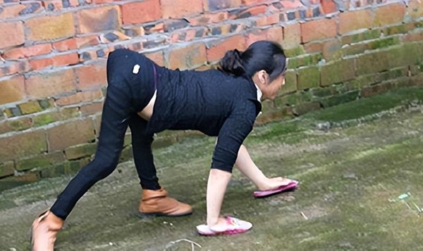 Ngôi làng kỳ lạ này được gọi là "làng bò", nơi đây dường như bị mắc kẹt trong một lời nguyền kỳ lạ của số phận, khiến ít ai trong số họ có thể sống quá ba mươi tuổi. Hiện tượng bất thường này không chỉ gây sốc mà còn làm nảy sinh nhiều câu hỏi: Nguyên nhân nào khiến họ sống như vậy? Lịch sử, bí mật gì đang ẩn giấu phía sau ngôi làng này?