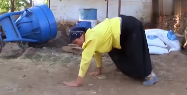 Tuy nhiên, khi lớn lên, các em dần bắt chước hành vi của người lớn và bắt đầu bò bằng bốn chi thay vì đi thẳng. Điều này cho thấy văn hóa truyền thống và thói quen đóng vai trò quan trọng trong việc hình thành hành vi của con người. Dù đã quen với lối sống đặc biệt này nhưng việc bò bằng bốn chi trong thời gian dài đã gây ảnh hưởng nghiêm trọng đến sức khỏe của người dân trong làng. Đa số họ có vóc dáng nhỏ bé, hiếm ai cao quá 1,5 mét. Nghiêm trọng hơn, không một ai trong làng sống quá 30 tuổi, những nguy cơ về sức khỏe luôn đeo bám họ. Việc di chuyển bằng bốn chi lâu dài khiến cấu trúc cơ thể của họ thay đổi rõ rệt.