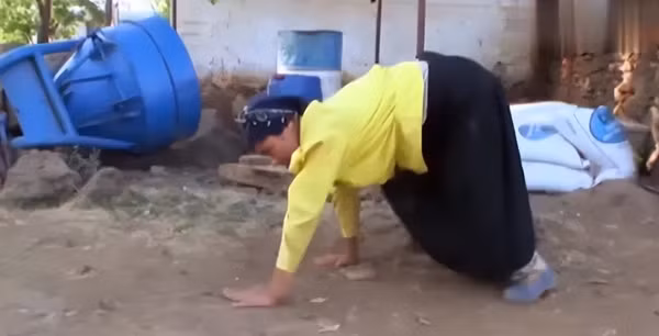 Tuy nhiên, khi lớn lên, các em dần bắt chước hành vi của người lớn và bắt đầu bò bằng bốn chi thay vì đi thẳng. Điều này cho thấy văn hóa truyền thống và thói quen đóng vai trò quan trọng trong việc hình thành hành vi của con người. Dù đã quen với lối sống đặc biệt này nhưng việc bò bằng bốn chi trong thời gian dài đã gây ảnh hưởng nghiêm trọng đến sức khỏe của người dân trong làng. Đa số họ có vóc dáng nhỏ bé, hiếm ai cao quá 1,5 mét. Nghiêm trọng hơn, không một ai trong làng sống quá 30 tuổi, những nguy cơ về sức khỏe luôn đeo bám họ. Việc di chuyển bằng bốn chi lâu dài khiến cấu trúc cơ thể của họ thay đổi rõ rệt.