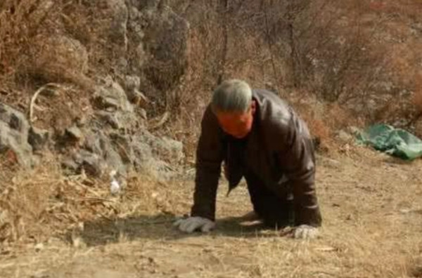 Từ khi còn nhỏ, trẻ em đã được dạy cách bò nhanh và giữ thăng bằng trên các địa hình khó khăn. Họ phát triển những kỹ năng đặc biệt để thích nghi với lối sống này, thậm chí có thể leo trèo vách đá một cách thành thục. Tuy nhiên, lối sống biệt lập và hôn nhân cận huyết đã làm gia tăng tỉ lệ mắc các bệnh di truyền, tạo ra những vết thương vô hình đối với tương lai của ngôi làng.