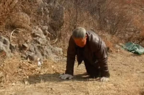 Từ khi còn nhỏ, trẻ em đã được dạy cách bò nhanh và giữ thăng bằng trên các địa hình khó khăn. Họ phát triển những kỹ năng đặc biệt để thích nghi với lối sống này, thậm chí có thể leo trèo vách đá một cách thành thục. Tuy nhiên, lối sống biệt lập và hôn nhân cận huyết đã làm gia tăng tỉ lệ mắc các bệnh di truyền, tạo ra những vết thương vô hình đối với tương lai của ngôi làng.