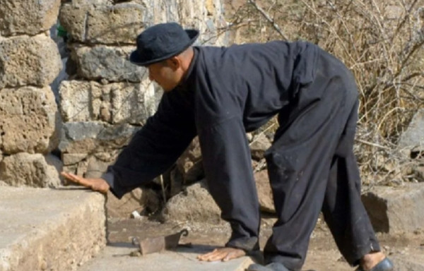 Những ngôi nhà trong làng chủ yếu được xây từ đất sét thô sơ, cửa ra vào thấp và không gian rộng lớn, thuận tiện cho lối sống bò bằng bốn chi của người dân. Lịch sử tiến hóa của loài người đánh dấu một bước ngoặt quan trọng từ việc bò bằng bốn chi sang đứng thẳng và đi bằng hai chân. Tuy nhiên, sự tồn tại của "làng bò" dường như đảo ngược quá trình này, khiến nhiều nhà khoa học vô cùng quan tâm.