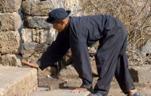 Những ngôi nhà trong làng chủ yếu được xây từ đất sét thô sơ, cửa ra vào thấp và không gian rộng lớn, thuận tiện cho lối sống bò bằng bốn chi của người dân. Lịch sử tiến hóa của loài người đánh dấu một bước ngoặt quan trọng từ việc bò bằng bốn chi sang đứng thẳng và đi bằng hai chân. Tuy nhiên, sự tồn tại của "làng bò" dường như đảo ngược quá trình này, khiến nhiều nhà khoa học vô cùng quan tâm.