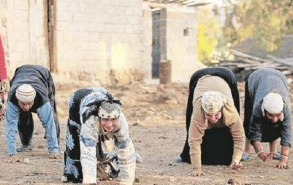 Theo tìm hiểu, ngôi làng nằm ở góc Đông Bắc của châu Phi, trong lãnh thổ Ethiopia, bao quanh bởi rừng rậm và các vách đá dựng đứng. Vị trí địa lý hiểm trở này đã giúp "làng bò" duy trì khoảng cách với thế giới bên ngoài, như một nơi tách biệt hoàn toàn tách biệt với văn minh hiện đại, thu hút sự tò mò của nhiều người.