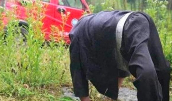 Cột sống của họ luôn cong, bụng dưới phồng lên, tay chân thường xuyên bị trầy xước và nhiễm trùng. Những thay đổi này không chỉ ảnh hưởng đến sức khỏe mà còn làm giảm khả năng sống sót và tuổi thọ của họ. Đáng nói, mặc dù đối mặt với nhiều thách thức, cư dân trong làng vẫn duy trì cấu trúc xã hội và truyền thống văn hóa độc đáo của mình, lối sống của họ hoàn toàn xoay quanh việc bò bằng bốn chi.