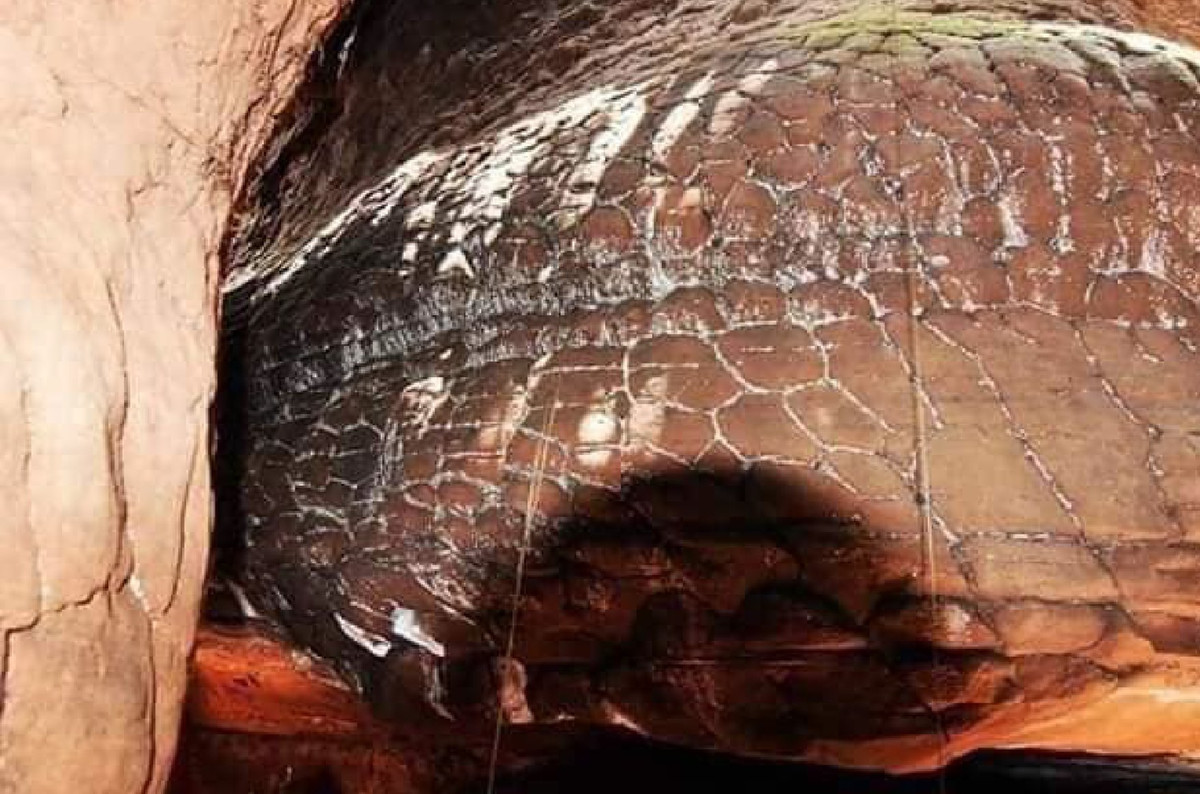 Người dân địa phương kể rằng, những tảng đá kỳ dị, có hình dáng giống như thân rắn cuộn mình xuất hiện khắp trong và ngoài hang chính là dấu vết mà Naga để lại. Những phiến đá lớn, nhẵn nhụi với hoa văn xoắn ốc trên bề mặt giống như vảy rắn khổng lồ đã làm nảy sinh nhiều lời đồn đoán về sự tồn tại của loài sinh vật huyền thoại này. Du khách đến đây không khỏi ngạc nhiên và thán phục trước sự kỳ vĩ của thiên nhiên và bí ẩn vẫn chưa có lời giải.