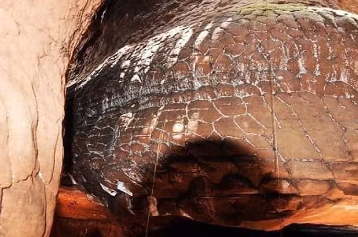 Người dân địa phương kể rằng, những tảng đá kỳ dị, có hình dáng giống như thân rắn cuộn mình xuất hiện khắp trong và ngoài hang chính là dấu vết mà Naga để lại. Những phiến đá lớn, nhẵn nhụi với hoa văn xoắn ốc trên bề mặt giống như vảy rắn khổng lồ đã làm nảy sinh nhiều lời đồn đoán về sự tồn tại của loài sinh vật huyền thoại này. Du khách đến đây không khỏi ngạc nhiên và thán phục trước sự kỳ vĩ của thiên nhiên và bí ẩn vẫn chưa có lời giải.