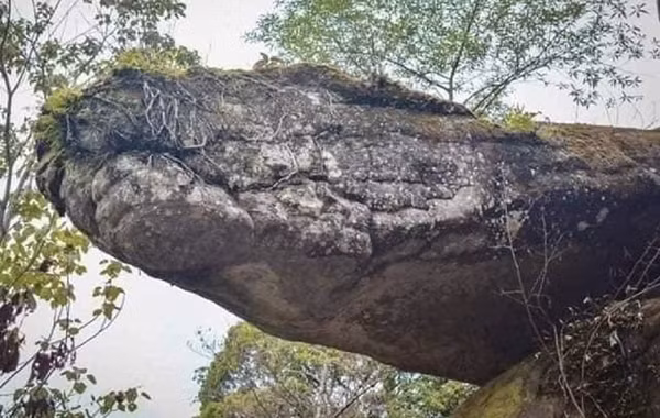 Theo truyền thuyết địa phương, Naga là loài rắn khổng lồ, có sức mạnh siêu nhiên, là biểu tượng của nước và sự sinh sôi. Người dân Thái Lan tin rằng rắn thần Naga bảo vệ sông Mekong và là linh vật thiêng liêng gắn liền với các nền văn minh lúa nước Đông Nam Á. Truyền thuyết cho rằng, hang Naka là nơi trú ngụ của một con Naga khổng lồ đã sống hàng ngàn năm, bảo vệ vùng đất và người dân Bueng Kan khỏi những hiểm họa tự nhiên.