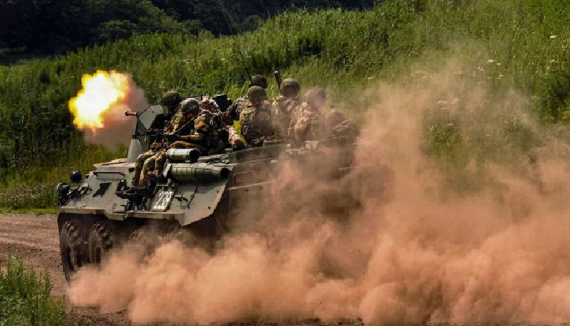 Tại khu vực Kursk, cả Nga và Ukraine đang trải qua thời kỳ vô cùng khó khăn. Một mặt, Quân đội Ukraine cố gắng bảo vệ mọi vị trí phòng thủ, không nhường bất kỳ tấc đất nào. Mặt khác, Quân đội Nga đang tập trung tấn công dữ dội, chiến đấu giành từng mét đất. Thời tiết không ổn định cũng thường xuyên ảnh hưởng đến các hoạt động chiến sự của cả hai bên. Ảnh: RIA Novosti.