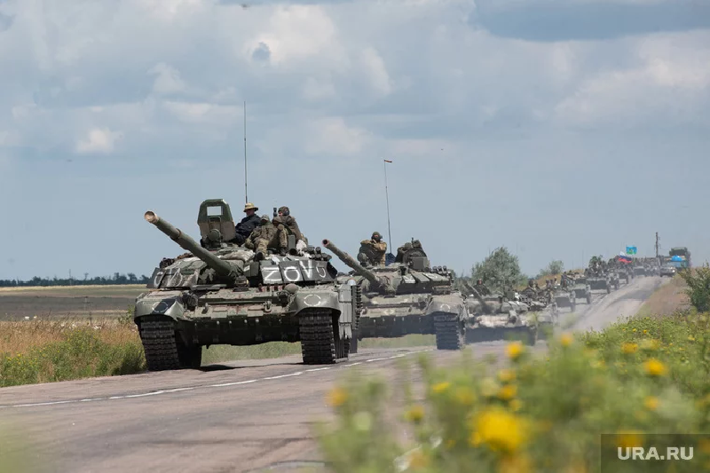 Ngay sau đó, Quân đội Ukraine tổ chức ba đợt phản công, triển khai một đại đội được hỗ trợ bởi một xe tăng Abrams, một xe tăng Leopard, và ba xe chiến đấu bộ binh Bradley, nhằm tấn công các vị trí vừa bị Quân đội Nga chiếm giữ. Ảnh: Ura.ru.