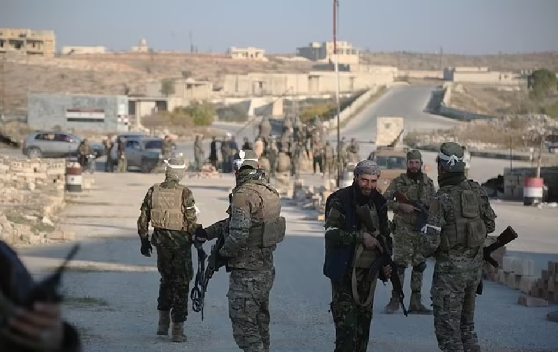 Bên cạnh đó, Không quân Nga và Syria đã phối hợp tiến hành các cuộc không kích vào các vị trí do quân nổi dậy kiểm soát ở phía đông Aleppo, gây ra hàng chục thương vong. Trong 3 ngày qua, liên quân Nga-Syria đã tiêu diệt khoảng 1.000 quân nổi dậy. Ảnh: EPA.