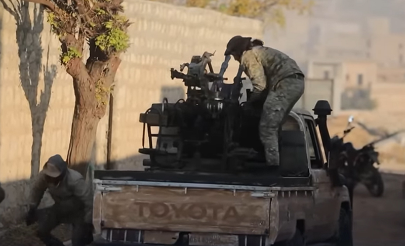 Ngày 2/12, hai nguồn tin từ Quân đội Syria cho biết, một số lượng lớn thành viên thuộc các phe phái dòng Shia thân Iran đã từ Iraq tiến vào Syria, hướng đến miền bắc nước này để hỗ trợ liên quân Nga-Syria. Ngoài ra, nhiều chiến binh thuộc Lực lượng Huy động Nhân dân (PMF) của Iraq cũng đã di chuyển qua tuyến đường quân sự gần cửa khẩu Al-Bukamal từ Iraq vào Syria. Ảnh chụp từ màn hình video.