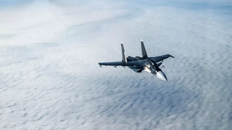 Tuy nhiên, Mỹ đã nhân cơ hội Nga gặp khó khăn để gia tăng áp lực, điều chiến đấu cơ ba lần không kích đoàn xe dân quân thân Iran đang hỗ trợ liên quân Nga-Syria. Theo trang Avia.pro, ngày 2/12, Không quân Mỹ đã thực hiện ba cuộc tấn công vào các đoàn xe thân Iran vừa đến Syria. Ảnh: Sina.