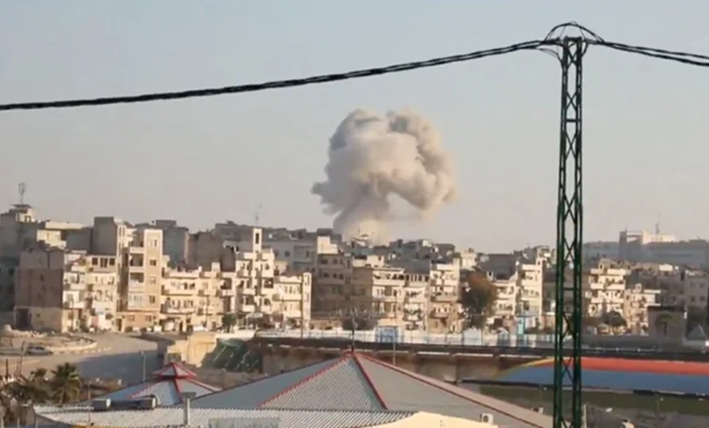 Các cuộc không kích tập trung ở khu vực miền đông Syria, bao gồm vùng ngoại ô các thành phố Mayadin và Bukamal, những khu vực có vị trí chiến lược gần biên giới Iraq. Nguồn tin địa phương cho biết, máy bay Mỹ đã tấn công một đoàn xe quân sự lớn chở theo thiết bị nặng từ Iraq vào lãnh thổ Syria. Ảnh: Reuters.