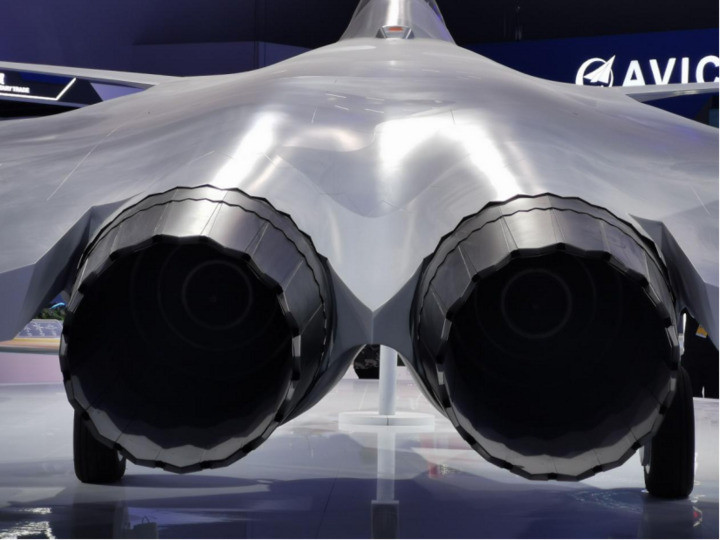 J-20S, phiên bản hai chỗ ngồi của tiêm kích tàng hình J-20, nổi bật với khả năng tác chiến không-đối-không tầm trung và tầm xa xuất sắc, cùng khả năng tấn công chính xác các mục tiêu mặt đất và trên biển. Điểm nổi bật của J-20S chính là thiết kế hai chỗ ngồi, cho phép phi công thứ hai điều khiển các nhiệm vụ phức tạp như dò tìm radar và tấn công tên lửa, tăng cường nhận thức tình huống và hiệu quả chiến đấu.