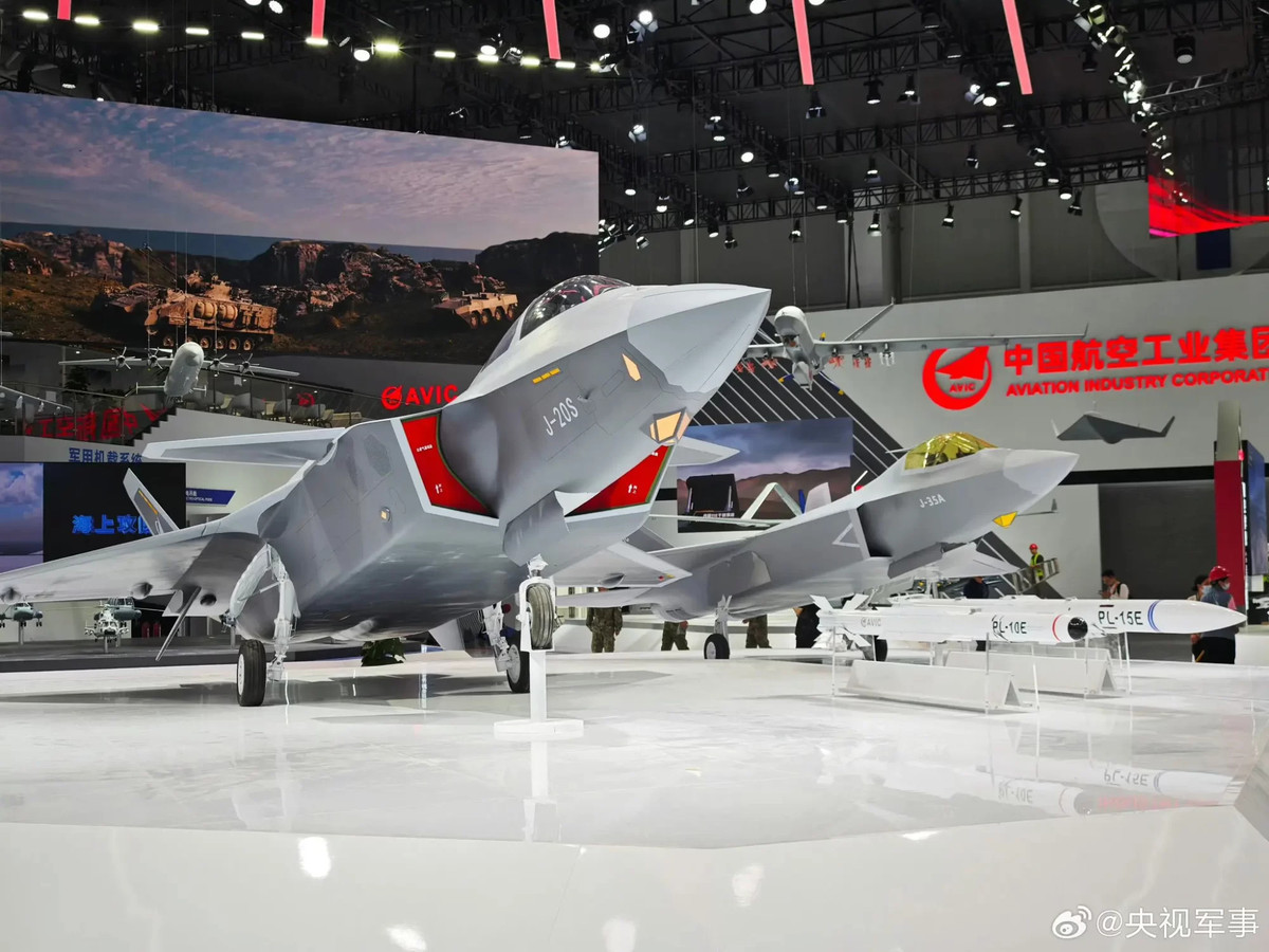 Nhưng điều ấn tượng hơn cả là sự đổi mới không ngừng của Trung Quốc. Tại Triển lãm Hàng không Chu Hải ở tỉnh Quảng Đông, Trung Quốc đã ra mắt phiên bản mới của J-20 mang tên J-20S - chiếc máy bay chiến đấu tàng hình hai chỗ ngồi đầu tiên trên thế giới.