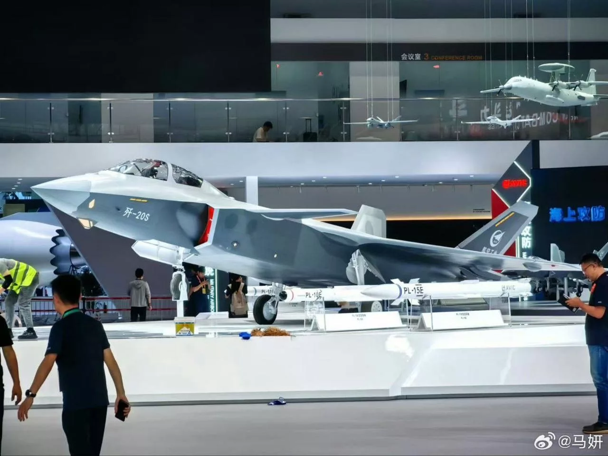 Vào tháng 3/2017, khi Trung Quốc lần đầu tiên ra mắt máy bay chiến đấu thế hệ thứ năm Chengdu J-20 "Mãnh Long", độc quyền của Mỹ về máy bay tàng hình chính thức chấm dứt. Dù J-20 chưa đạt đến trình độ kỹ thuật tiên tiến như F-22A Raptor hay F-35 Lightning II, nó vẫn chứng minh khả năng thách thức hai dòng máy bay đình đám này.