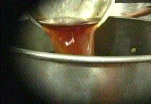 "Dầu nước bọt" là một thuật ngữ không mấy xa lạ trong ngành ẩm thực Trung Quốc, dùng để chỉ loại dầu được thu hồi từ thức ăn thừa và cặn bã sau khi khách ăn xong. Loại dầu này chứa đựng vô số vi khuẩn, virus và các chất độc hại từ nước bọt và thức ăn thừa của người dùng.